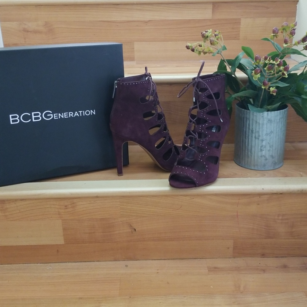 BCBG Suede Heels NWOT